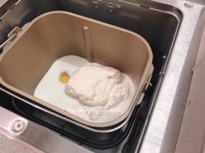 把所有材料都先称好，将发酵好的波兰酵头与面团材料中，除了黄油之外，将所有的材料都投进面包机启动和面功能先选择20分钟，实际上15分钟就达到了初步扩展