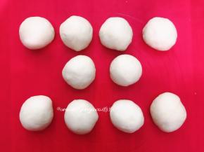 把面团分成10等份，滚圆后盖保鲜膜松弛20分钟