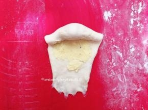 从上往下卷，卷好收口外捏紧以防爆口，把面胚两头轻轻搓一搓，整成橄榄形