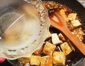 再加入半碗清水  中小火烧制