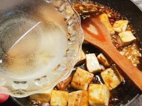 再加入半碗清水  中小火烧制