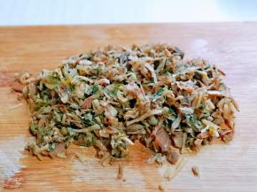 梅干菜洗净，提前一个晚上浸泡，一定要泡透，不然蒸出来会硬，泡好的梅干菜切几刀。