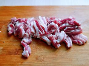 将五花肉用温水冲洗干净后切片，可以根据个人喜欢切肉片的厚度。