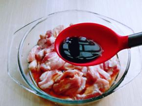 切好的肉片放入器具中，加入料酒，生抽，老抽，烤肉料。(不喜欢可以不加）