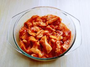 抓拌均匀，放入冰箱冷藏室腌制1小时。