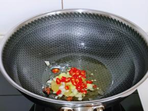 起油锅，加入香料煸炒。