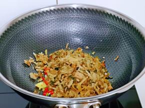 再加入梅干菜翻炒。