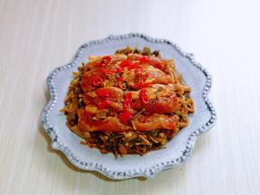 把腌制好的肉摆放在梅干菜上面。(后来肉我没有用那么多，量可以随意增减)