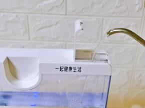 水箱加入纯净水，水位不要超过最高水位线。(建议加入纯净水)