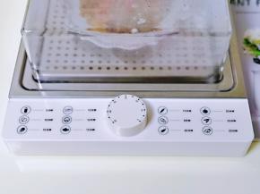 盖上蒸锅的盖子，将开关旋转到30-40分钟左右。