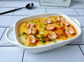 滑嫩可口的虾仁蛋羹就可以品尝了。