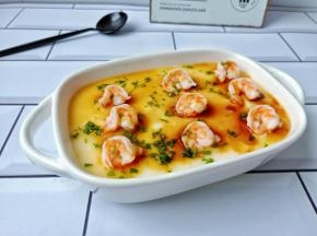 滑嫩可口的虾仁蛋羹就可以品尝了。