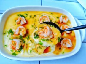 虾仁有丰富的矿物质和维生素A，并且肉质松软，容易消化，适合所有人群，尤其是老人小孩和孕妇。

