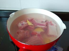 排骨放入容器，加适量清水以及生姜片。