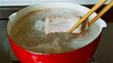 开大火焯水3分钟。