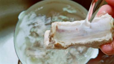 用温水冲洗可以让肉质鲜嫩、不柴。