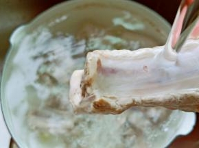 用温水冲洗可以让肉质鲜嫩、不柴。