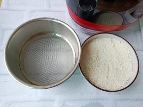 大米清洗干净。甑子准备好。【可以选择大小网格来决定，一般小网格1-6碗饭，大网格3-8碗饭】