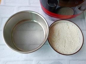 大米清洗干净。甑子准备好。【可以选择大小网格来决定，一般小网格1-6碗饭，大网格3-8碗饭】
