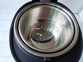 先将内胆放入电饭煲里【食品级304不锈钢内胆，拒绝重金属来危害身体健康】