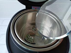 放入甑子与小过滤网，过滤网圆形凸起的朝上放下去。