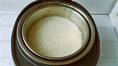 水量不要超过米一公分，不然米饭太软口感不好吃。