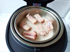 依次码上排骨【喜欢酱香口味的可以提前把排骨红烧一下】