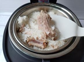 米饭粒粒饱满。还有浓浓的排骨香味。