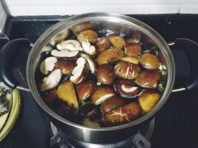 煲裏放入足够的水，水开后放入鲜菇煮3分钟