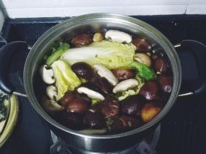 放入浓汤宝煮4分钟盛出