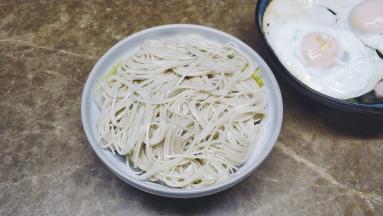 盛入有菜的碗里