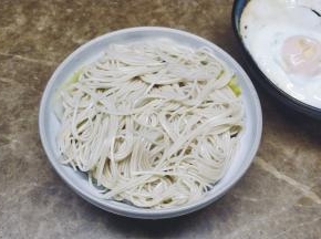 盛入有菜的碗里