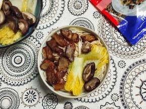 淋入汤，放入叉烧煎蛋