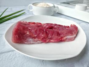 挑选新鲜的里脊肉，也可以买带一点点肥肉的。