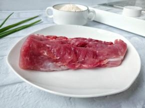 挑选新鲜的里脊肉，也可以买带一点点肥肉的。