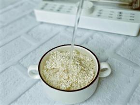 加入适量清水浸泡一小时。