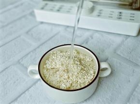 加入适量清水浸泡一小时。