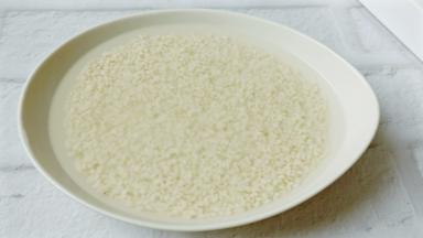 这是浸泡好的糯米，沥干水份。