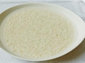 这是浸泡好的糯米，沥干水份。