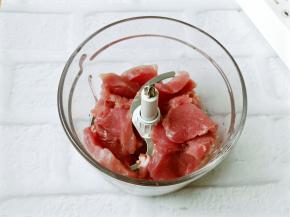 里脊肉切大块放入搅拌机。