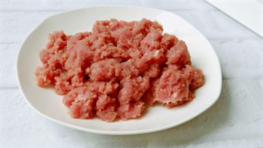 搅好的里脊肉肉质细腻。