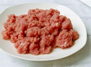 搅好的里脊肉肉质细腻。