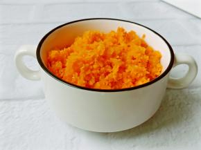 胡萝卜也一样搅成末。