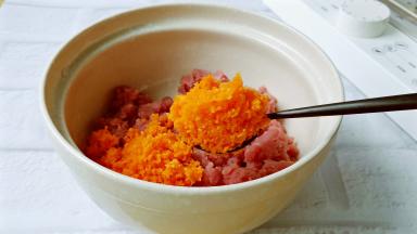 肉末跟胡萝卜一起放容器【胡萝卜末留出1/3】