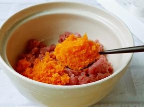 肉末跟胡萝卜一起放容器【胡萝卜末留出1/3】
