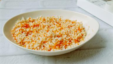 剩下的1/3胡萝卜跟糯米拌在一起。