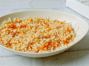 剩下的1/3胡萝卜跟糯米拌在一起。