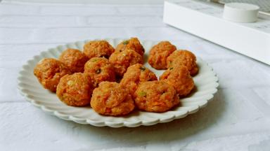 拌好的馅揪一小团放于掌心，搓成小圆球。