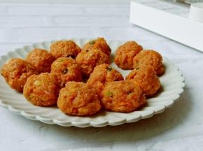 拌好的馅揪一小团放于掌心，搓成小圆球。