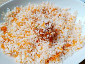 肉丸子在糯米里滚一圈，再用手轻轻捏一下让糯米跟紧实。